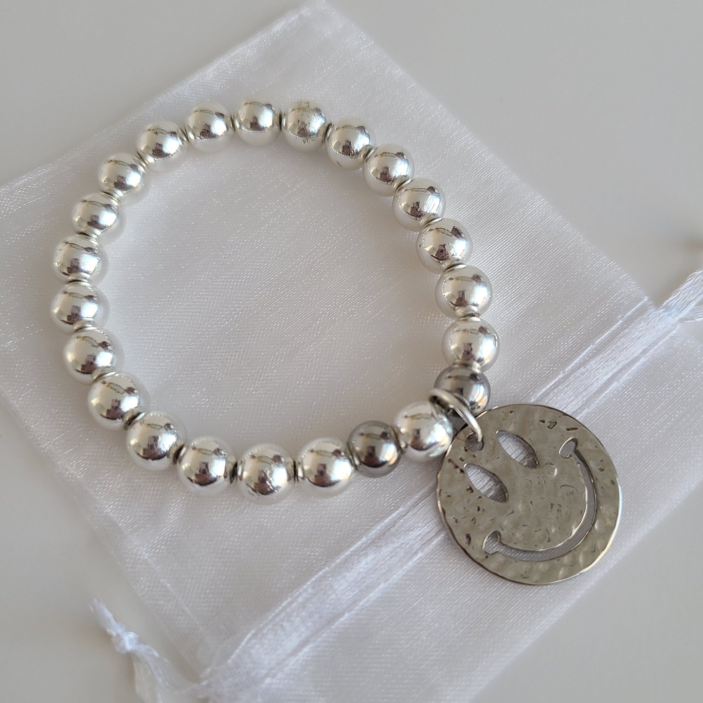 Bracelet en argent avec visage heureux
